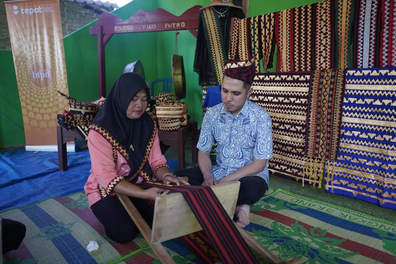Direktur BTPN Syariah, Fachmy Achmad, bersama salah seorang ibu nasabah yang juga perajin kain Tapis yang tergabung dalam Sentra Simbaretno 01, Lampung, Rabu (24/7). (Istimewa) - Image