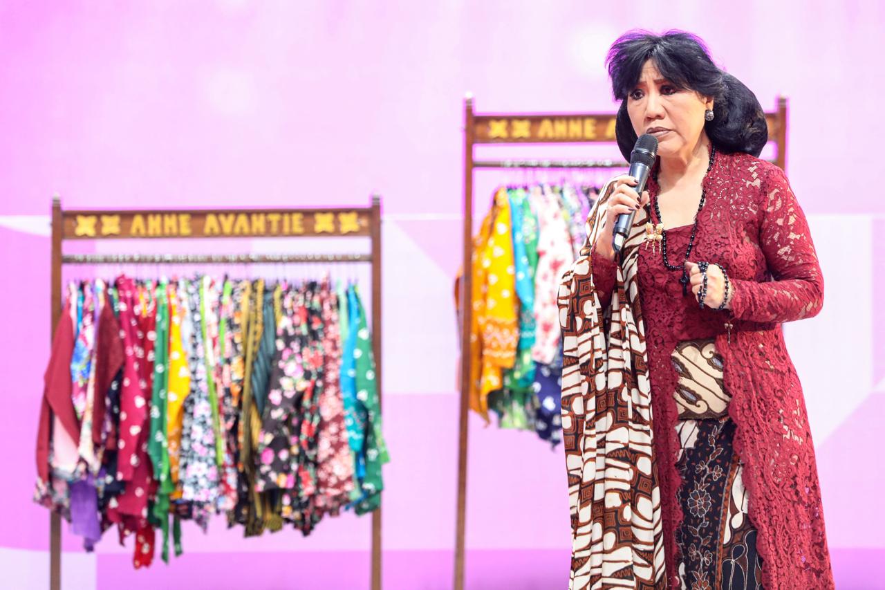 MAESTRO: Anne Avantie meramaikan acara puncak Hari Kebaya Nasional di Istora Senayan pada Rabu (24/7). (SALMAN TOYIBI/JAWA POS) - Image