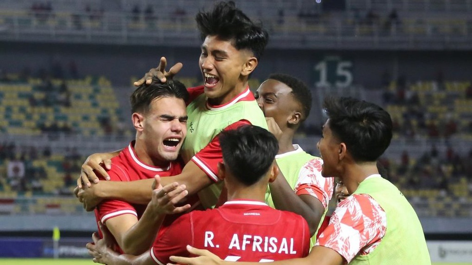 Timnas Indonesia berselebrasi setelah memastikan lolos ke final Piala AFF U-19. - Image