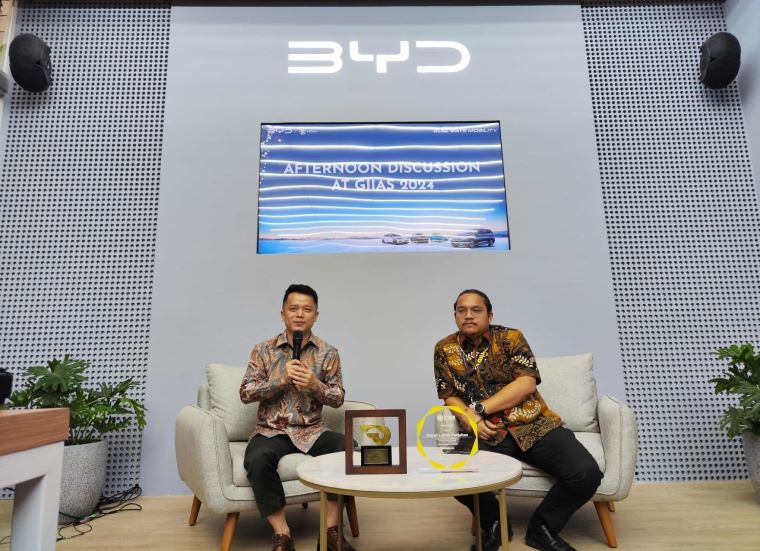 Presiden Direktur PT BYD Motor Indonesia Eagle Zhao (kiri) dan Head of Marketing, PR, & Government Relations PT BYD Motor Indonesia Luther T Panjaitan. - Image