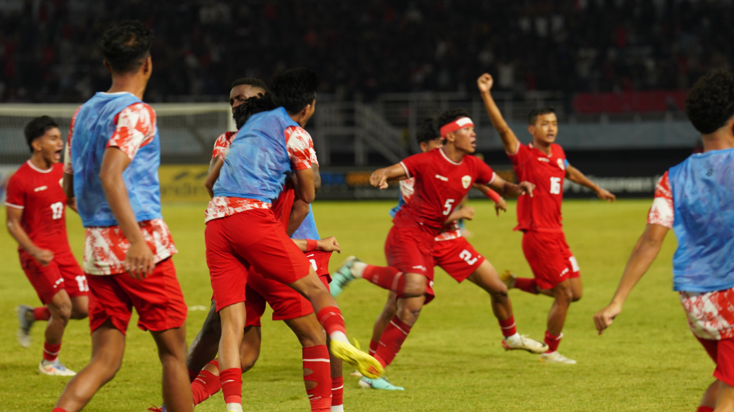 Para pemain Timnas Indonesia U-19 merayakan kemenangan 1-0 atas Malaysia dalam laga semifinal. - Image