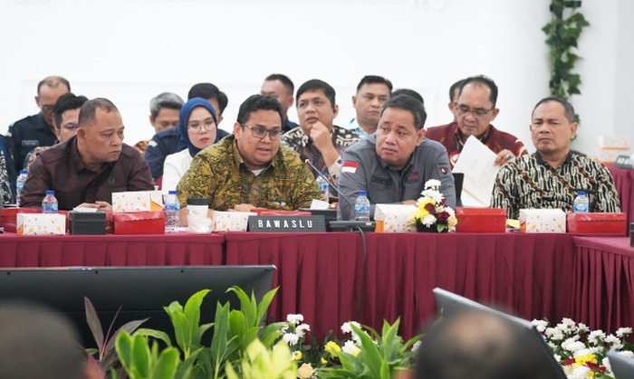 Ketua Bawaslu Rahmat Bagja (dua depan dari kiri) bersama anggota dan sekjen Bawaslu mengawasi sidang pleno di ruang rapat KPU, Jakarta. Foto: Publikasi dan Pemberitaan Bawaslu. (Foto: Humas Bawaslu. - Image