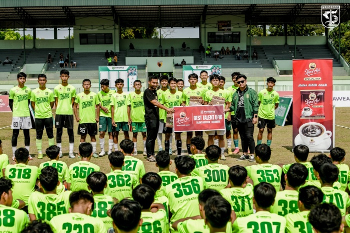 Kepala Persebaya Future Lab Ganesha Putera berfoto bersama dengan best player U-16 Persebaya Talent Audition di Stadion Kodam V/Brawijaya. (persebaya.id) - Image