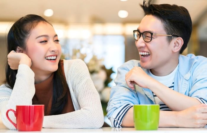 Mendengarkan secara aktif adalah salah satu cara menunjukkan kasih sayang dan cinta tanpa bicara apa-apa (freepik) - Image