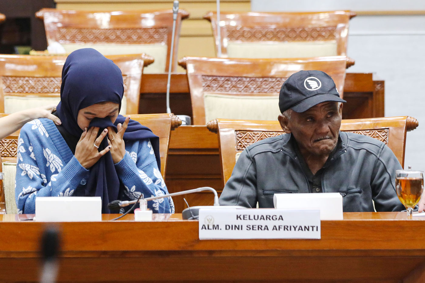Adik dan ayah Almarhumah Dini Sera Afirianti, Alfikarisma (kiri) dan Ujang Suherman (kanan) menangis saat mengadukan Vonis Bebas Ronald Tannur ke Komisi III DPR di Kompleks Parlemen, Senayan, Jakarta, Senin (29/7/2024). (Salman Toyibi/Jawa Pos) - Image