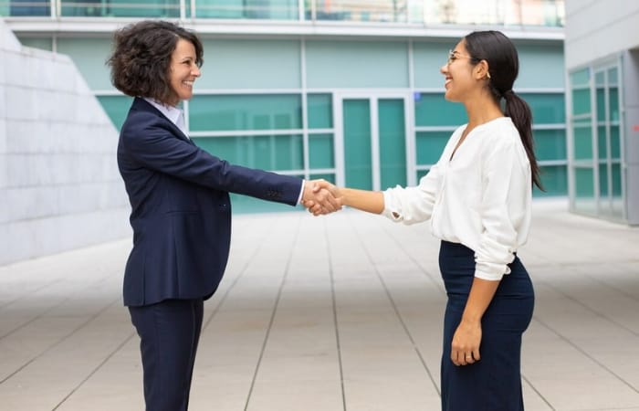 Menjaga komunikasi terbuka adalah salah satu cara efektif untuk menangani konflik di tempat kerja dengan profesional (freepik) - Image
