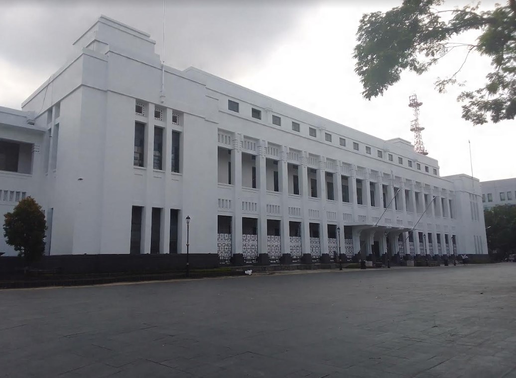 Gedung Internatio, salah satu spot favorit pengunjung di kawasan Kota Lama Surabaya. - Image
