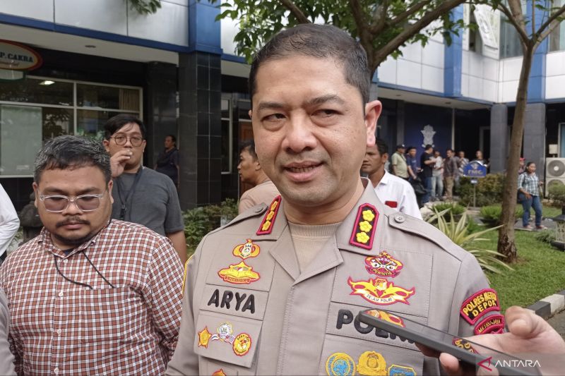 Kapolres Metro Depok, Kombes Pol Arya Perdana, memberikan keterangan terkait penangkapan pemilik daycare di Depok. (ANTARA/Ilham Kausar) - Image