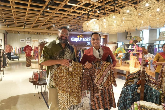 Wakil Ketua Badan Kerja Sama Antar Parlemen (BKSAP) DPR RI, Putu Supadma Rudana mengajak sejumlah delegasi IPPP berkeliling Pusat Perbelanjaan Sarinah. (istimewa) - Image