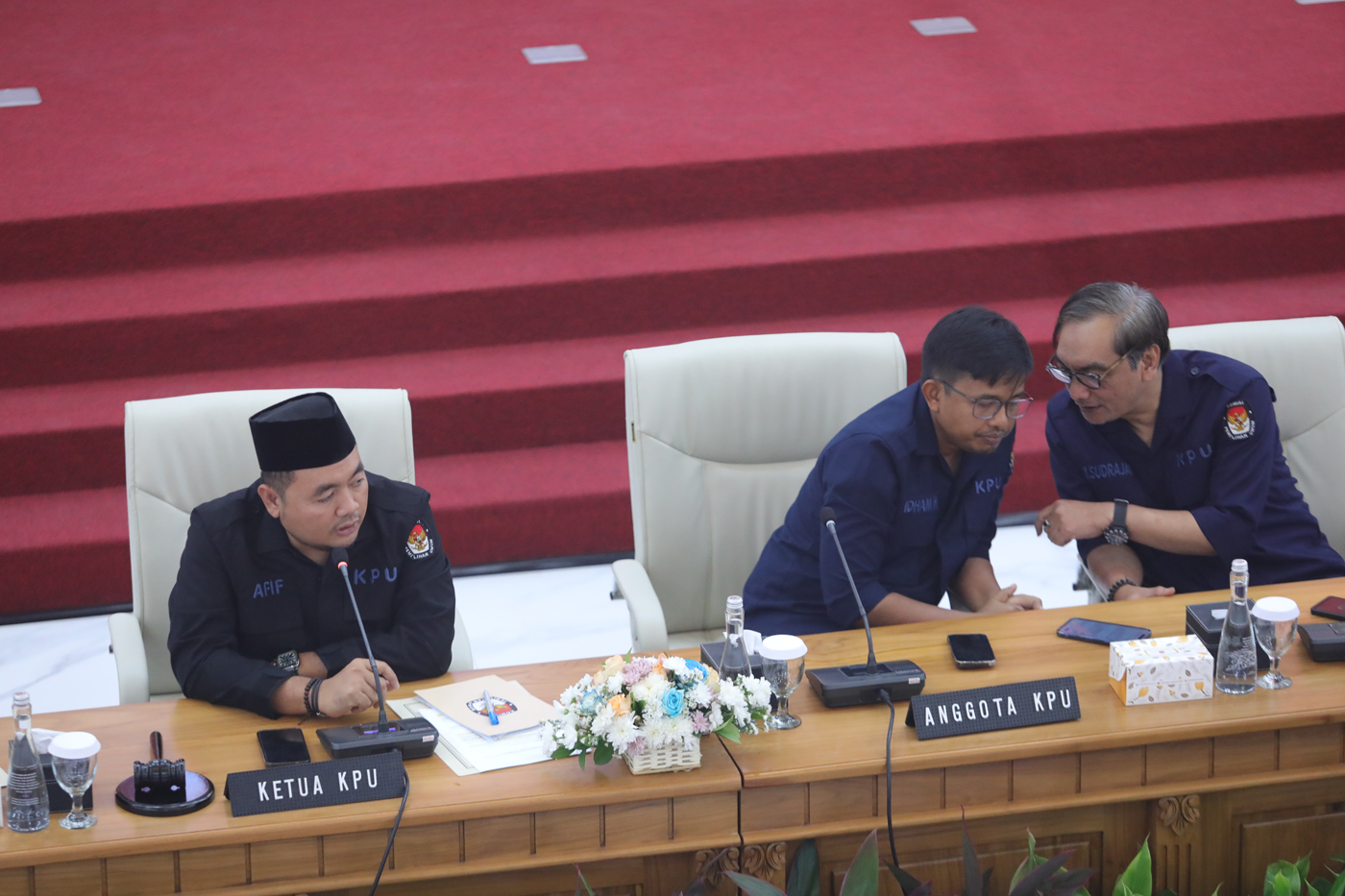 Ketua KPU Mochammad Afifuddin (kiri) didampingi Anggota KPU lainnya di Kantor KPU Pusat, Jakarta, Rabu (31/7/2024). (Fedrik Tarigan/Jawa Pos) - Image