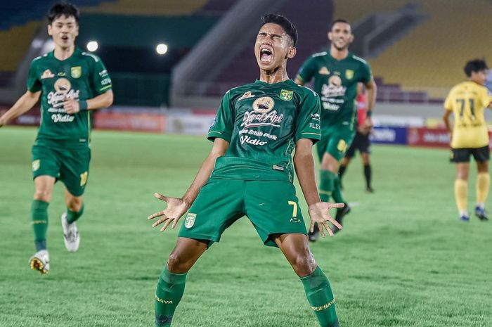 Marselino Ferdinan masuk daftar gelandang tersubur Persebaya Surabaya di era Liga 1 Indonesia. (Instagram/@marselinoferdinan10) - Image