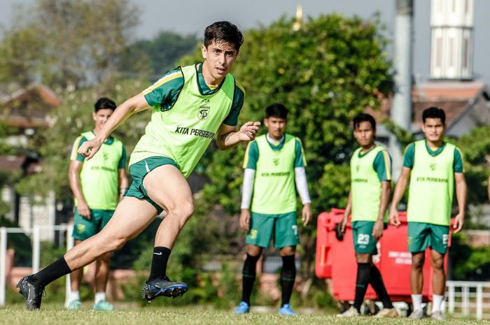 Persebaya Surabaya tengah bersiap menghadapi Team Launching Game menghadapi Persik Kediri. (Instagram/@officialpersebaya) - Image