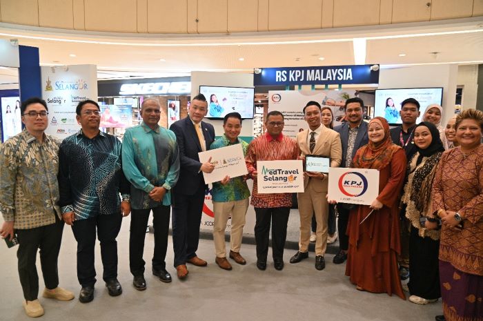 Kunjungan ke Booth Pameran Kesehatan KPJ pada MHExpo Selangor Week 2024 di Surabaya oleh YAB Dato Seri Amirudin Shari, Dato Menteri Besar Selangor dan YB Dato Ng Suee Lim, Exco Pelancongan Selangor. - Image