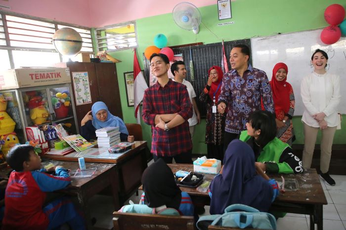 Simulasi program makan bergizi dilaksanakan di SDN Klampis Ngasem 3, Kamis (1/8) dihadiri wakil presiden terpilih Gibran Rakabuming Raka didampingi Wali Kota Surabaya Eri Cahyadi. (Pemkot Surabaya) - Image