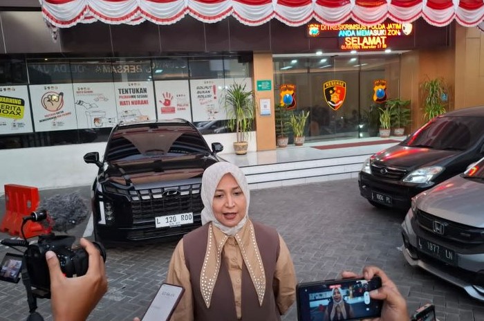 Mantan Bupati Jember Faida memenuhi panggilan Ditreskrimsus Polda Jatim, Kamis (1/8). (Guntur/Antara) - Image
