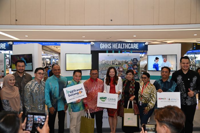 Kunjungan ke Booth Pameran GHHS Healthcare MHExpo Selangor Week 2024 oleh YAB Dato Seri Amirudin Shari, Dato Menteri Besar Selangor dan YB Dato Ng Suee Lim, Exco Pelancongan Selangor. (Istimewa) - Image