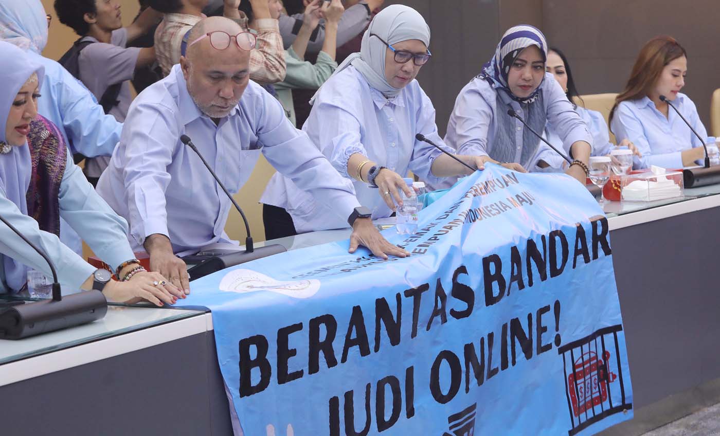 Aktivis Kreativitas Perempuan Indonesia Maju mengikuti audiensi dengan Menkominfo Budi Arie Setiadi (tengah) terakit maraknya judi online dan pinjaman online illegal di kantor Menkominfo, Jakarta, Kamis (01/08/2024). (Fedrik Tarigan/ Jawa Pos) - Image