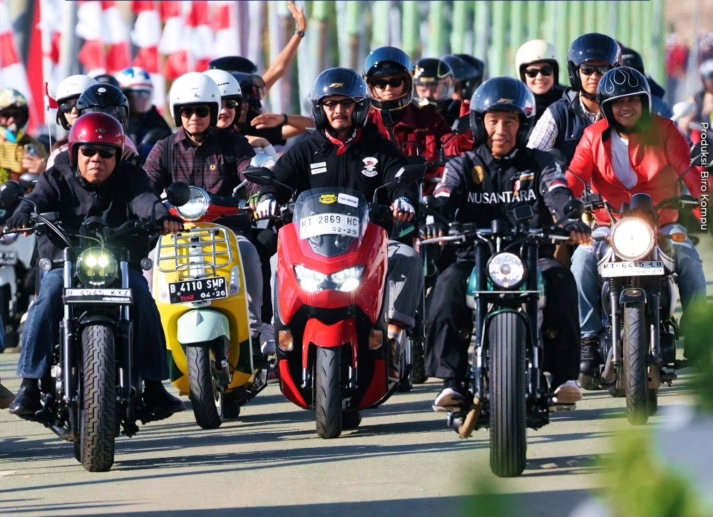 Menteri PUPR Basuki Hadimuljono yang juga Plt Kepala Otorita IKN (paling kiri) mendampingi Presiden Jokowi menjajal Jalan Bebas Hambatan Akses IKN mengendarai kendaraan roda dua. (Instagram KemenPUPR) - Image