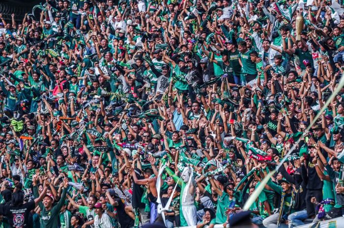 Suporter Persebaya Surabaya menunjukkan sikap lebih dewasa dalam menanggapi provokasi suporter lawan. (persebaya.id) - Image