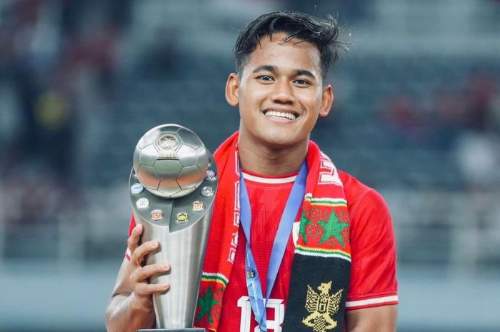 Toni Firmansyah, menjadi pemain Persebaya yang menjadi bagian dari Timnas U-20. (Instagram/@tonii.firmansyah) - Image