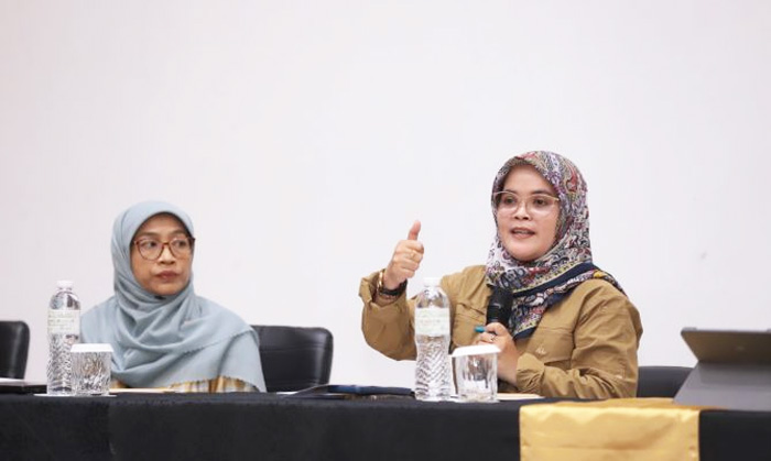 Anggota Bawaslu Lolly Suhenty saat memberikan arahannya pada Diseminasi KBGO dalam Konteks Pemilu 2024. Foto: Publikasi dan Pemberitaan Bawaslu RI - Image
