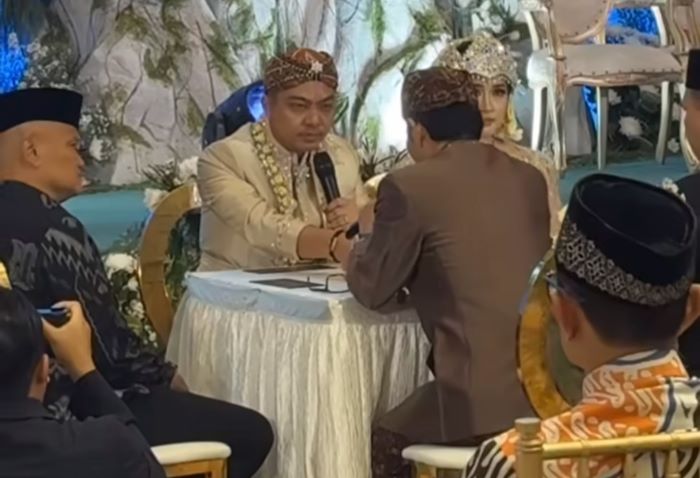 Ade Govinda dan Indi Arisa resmi saat menjalani momen sakral ijab kabul. (Instagram syahnazs) - Image