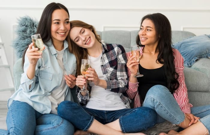 Ilustrasi perempuan yang memiliki teman sedikit (freepik) - Image