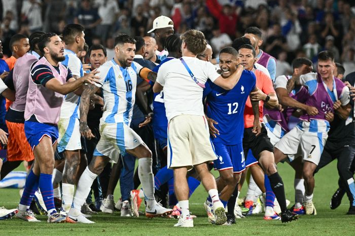 Pemain Timnas Prancis U-23 sempat bersitegang dengan pemain Timnas Argentina U-23 di Olimpiade Paris 2024. (X @FOXSoccer) - Image