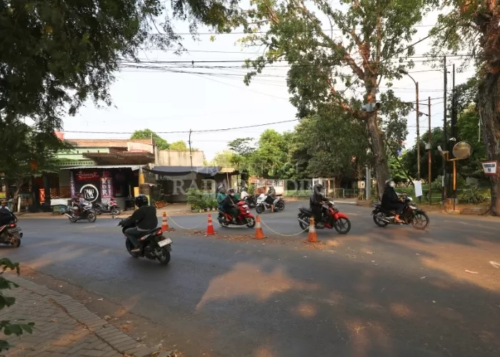 Pengendara sepeda motor melintas di Jalan Merbabu kemarin, yang menjadi akses masuk ke Jembatan Jongbiru. (FOTO: WAHYU ADJI/JPRK) - Image