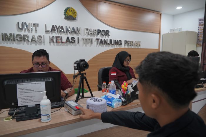 Hari Pengayoman ke-79, Kemenkumham Jatim bagikan berbagai produk menarik kepada masyarakat secara gratis. (Istimewa) - Image