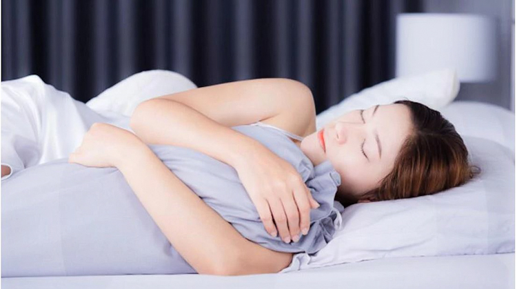 Ciri kepribadian orang yang suka tidur miring sambil memeluk guling. (Best present guide) - Image