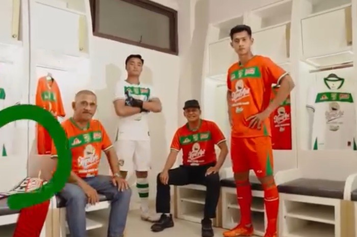 Pemain Persebaya Surabaya di Liga 1 Indonesia 2024/2025 dengan jersey alternate. (Instagram/@officialpersebaya) - Image