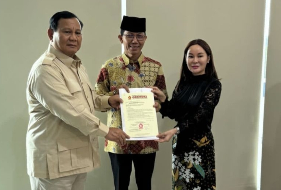 Ketua Umum Partai Gerindra Prabowo Subianto menyerahkan surat rekomendasi kepada pasangan Amsakar Achmad dan Li Claudia Chandra untuk maju pada Pemilihan Wali Kota dan Wakil Wali Kota Batam 2024 - Image
