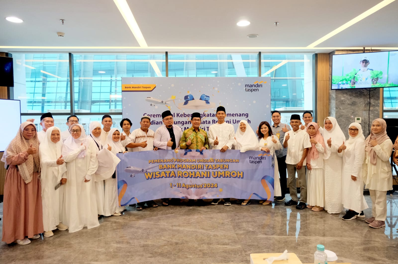 Untuk tahun pertama penyelenggaraan undian ini, Bank Mandiri Taspen memberangkatkan 8 orang pemenang bersama pasangan mereka. (Istimewa) - Image