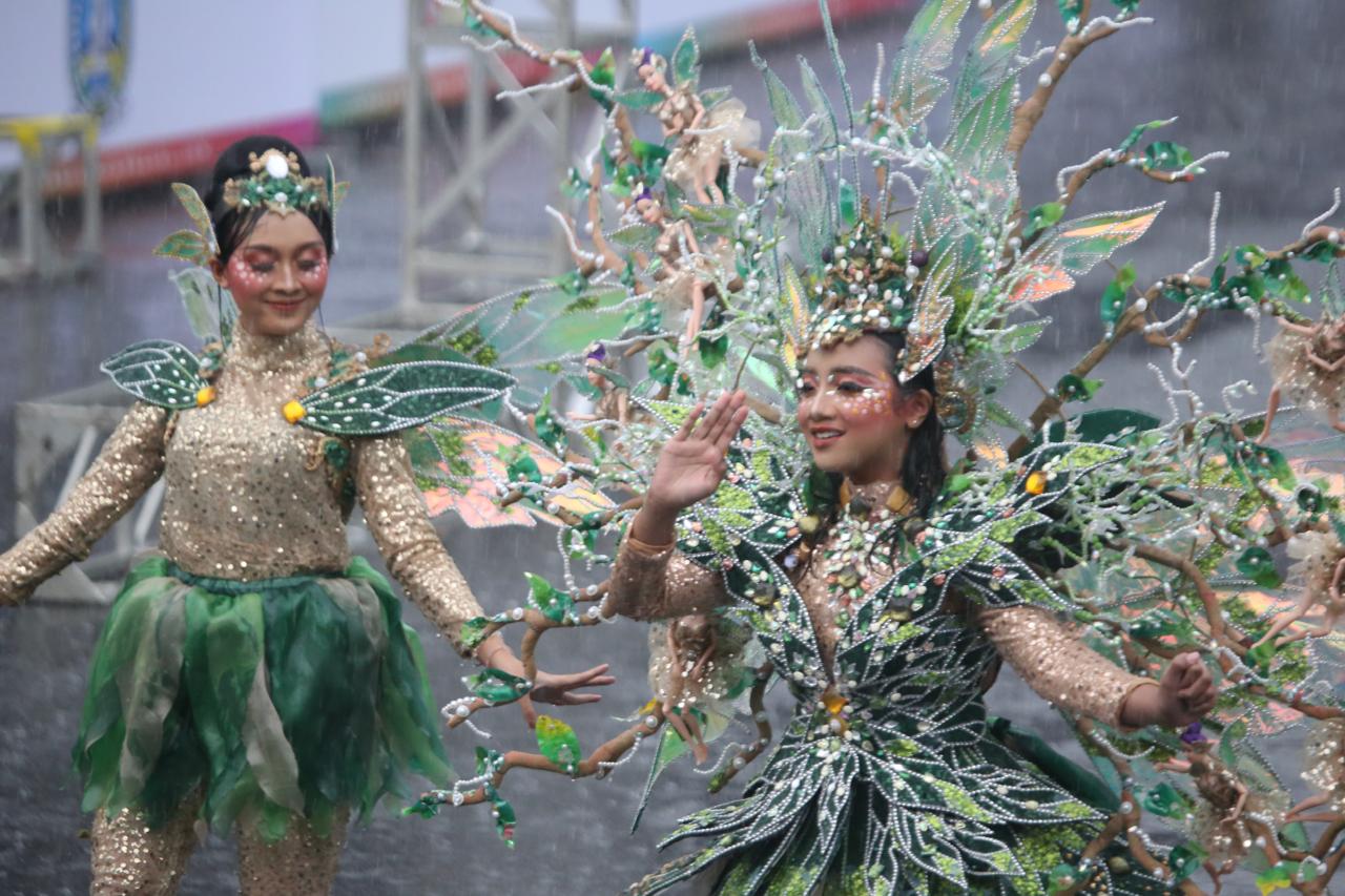 MERIAH: Para model defile fairy di sesi World Kids Carnival Jember Fashion Carnaval 2024. Warna cerah menjadi salah satu ciri defile-defile tersebut. (Foto: YULIO/RADAR JEMBER) - Image