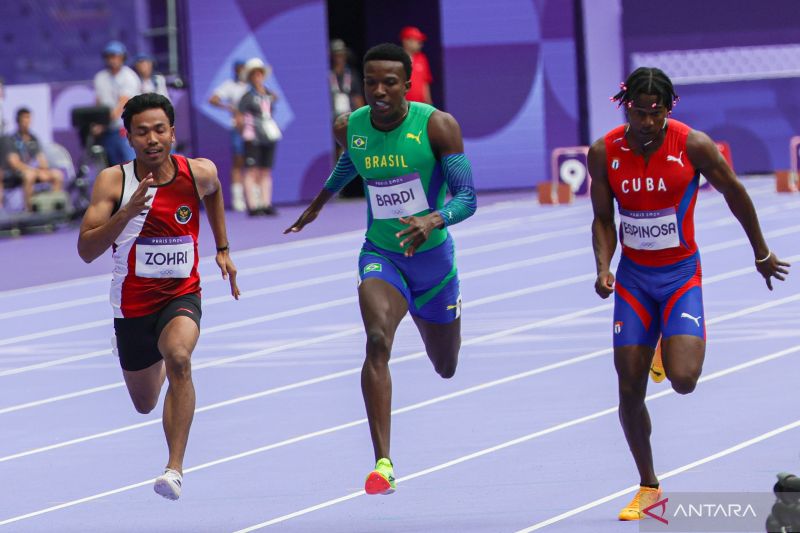 Pelari putra Indonesia Lalu Muhammad Zohri (kiri) memacu kecepatan di lintasan pada round I nomor 100 meter putra Olimpiade Paris 2024 di Stade de France, Paris, Prancis, Sabtu (3/8/2024). (ANTARA) - Image