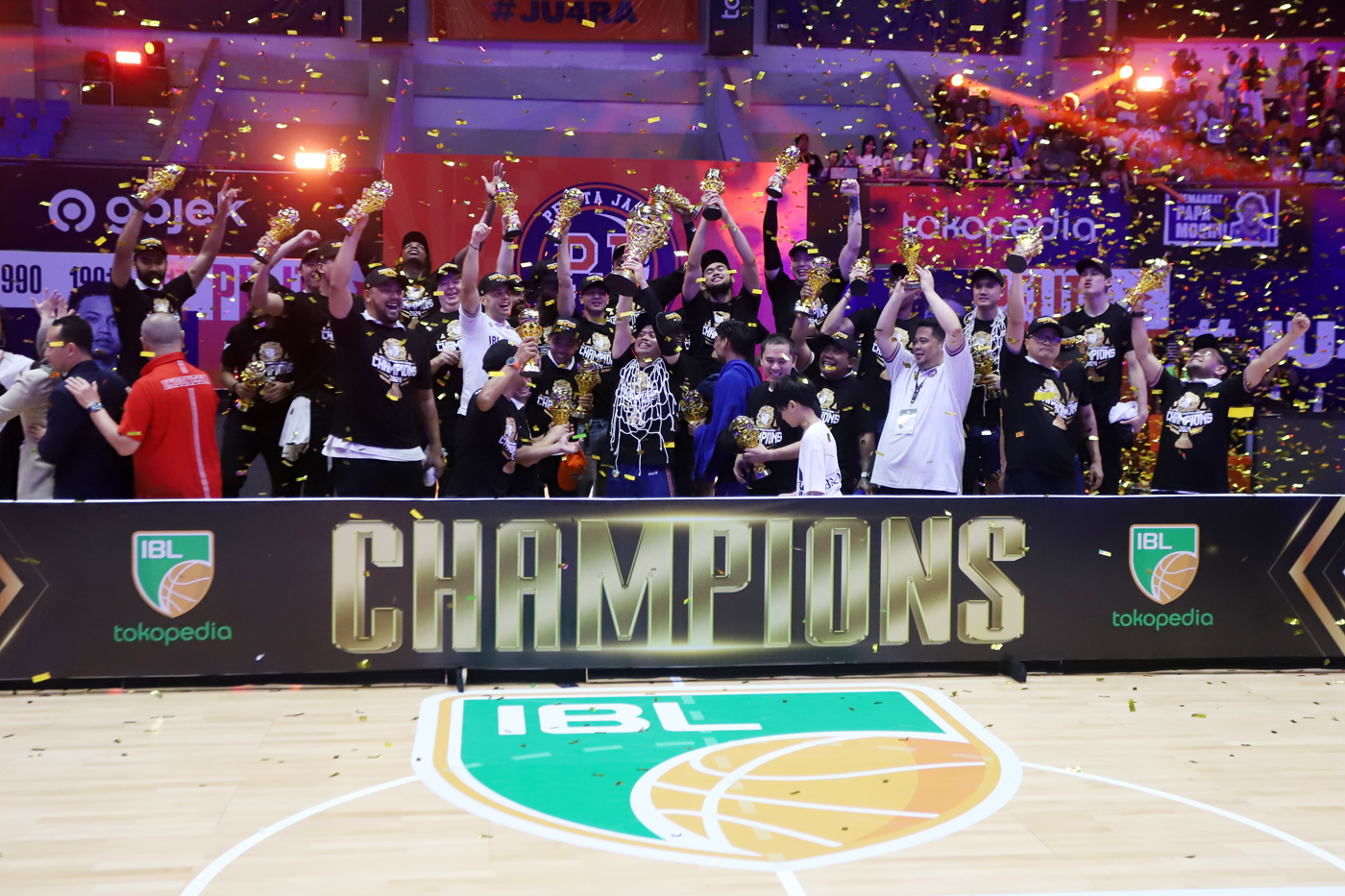 Tim bola basket Pelita Jaya Jakarta angkat trofi juara Indonesia Basketball League (IBL) 2024 setelah menang atas Satria Muda pada pertandingan ketiga final IBL 2024 di Indoor Stadium Sport Centre, Tangerang, Banten, Minggu (4/8). (Dery Ridwansah/JawaPos - Image