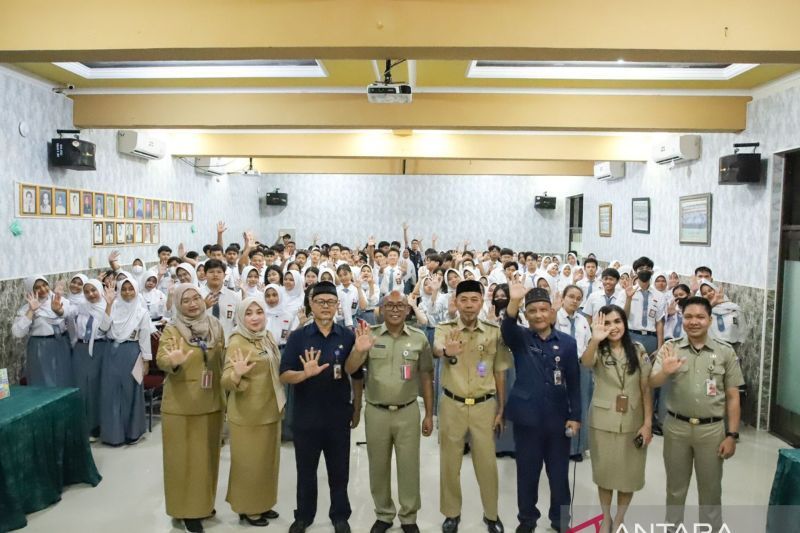 Pemkot Jakarta Pusat memberi materi pencegahan korupsi di SMA Negeri 5 Jakarta, senin (5/8). (ANTARA/HO-Pemkot Jakarta Pusat) - Image