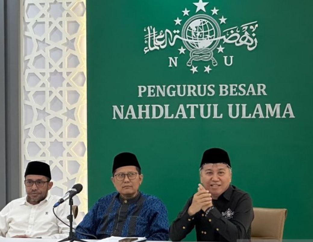 Rais Syuriah PBNU sekaligus Anggota Tim Panel Panitia Khusus PBNU, Cholil Nafis (tengah), di Kantor PBNU, Jakarta, Senin (5/8/2024). (ANTARA/Rio Feisal) - Image