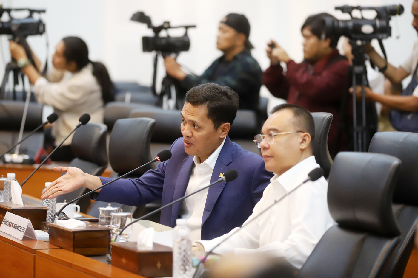 Wakil Ketua DPR Sufmi Dasco Ahmad dan Wakil Ketua Komisi III DPR Habiburokhman saat audiensi terkait kasus dugaan pembunuhan Afif oleh oknum polisi di kompleks Parlemen, Jakarta, Senin (5/8/2024). (Dery Ridwansah/ JawaPos.com) - Image