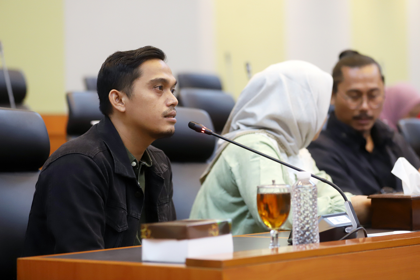 Ayah dan ibu almarhum Afif Maulana, Afrinaldi dan Anggun Angriani menyampaikan keluhan mereka saat audiensi dengan DPR terkait kasus dugaan pembunuhan anak mereka oleh oknum polisi di kompleks Parlemen, Jakarta, Senin (5/8/2024). - Image