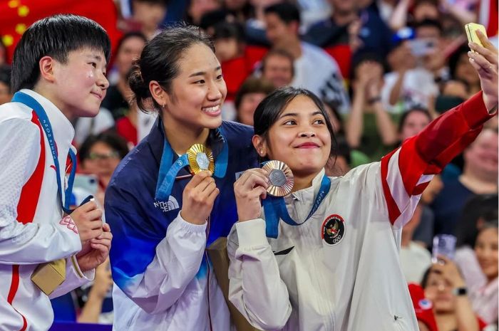 Gregoria Mariska Tunjung (kanan) berfoto bersama peraih medali cabang olahraga bulu tangkis Olimpiade Paris 2024. (Instagram: @tim.adhoc.pbsi) - Image