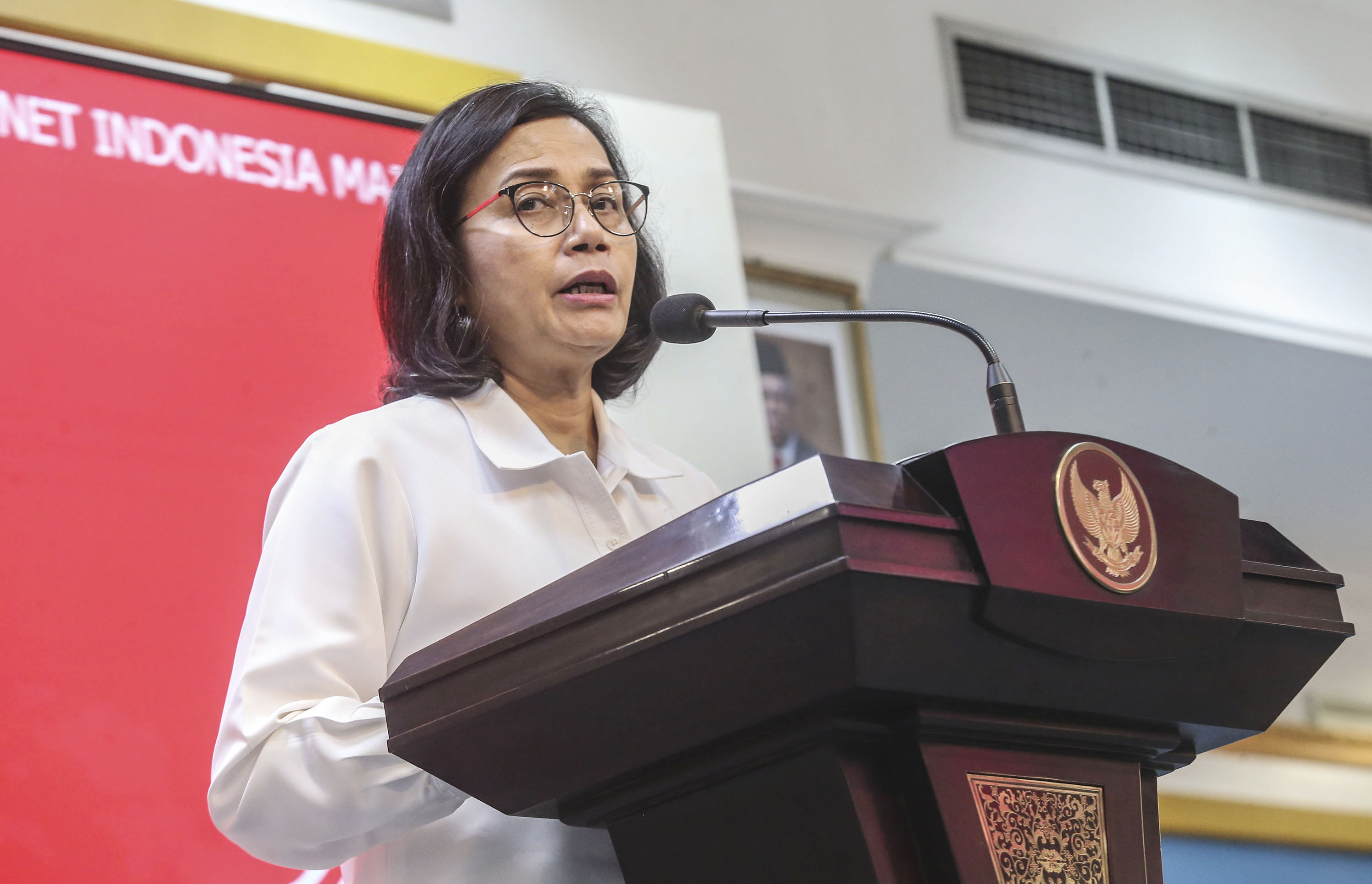 Menkeu Sri Mulyani memberikan keterangan pers usai Presiden Jokowi memimpin rapat terbatas yang dihadiri Kabinet Indonesia Maju di Kantor Presiden. (Fedrik Tarigan/ Jawa Pos) - Image