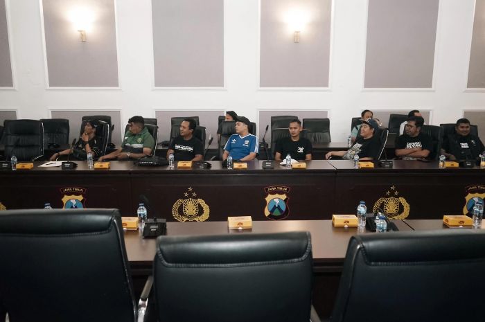 Polrestabes Surabaya bersama manajemen Persebaya Surabaya memfasilitasi perdamaian antara Bonek dan VPC Persib Bandung. Ini dilakukan agar Liga I berlangsung aman dan kondusif. (IST/Radar Surabaya) - Image