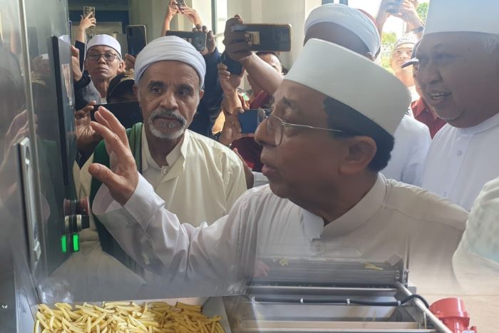 Direktur Utama PT Indo Agro Plus Abdul Kadir Assegaf saat uji coba produksi pabrik kentang frozen French fries di Majalengka. (Istimewa) - Image