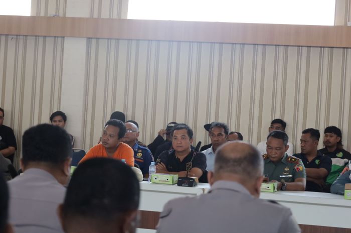 Kegiatan zoom meeting serta silaturahmi antara suporter Persebaya Surabaya dan Persib Bandung dipimpin Kapolrestabes Surabaya Kombespol Pasma Royce. (Istimewa) - Image