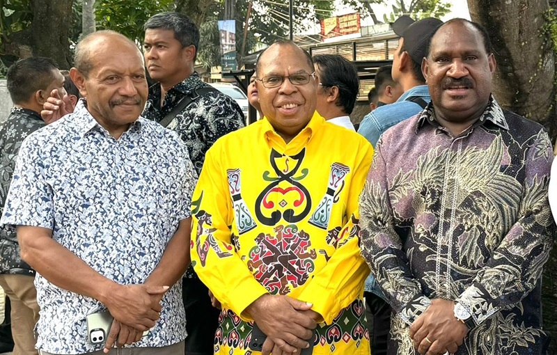 Cagub Papua Selatan Yusak Yaluwo (tengah) bersama Cagub Papua Tengah Willem Wandik (kanan). (Istimewa) - Image