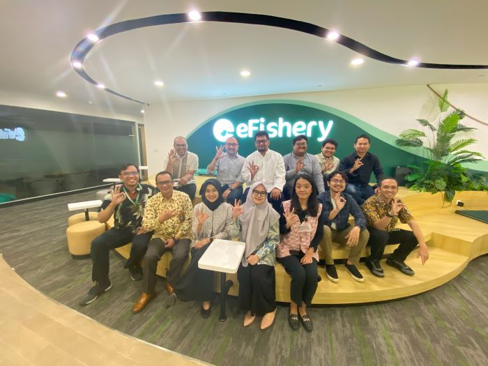 Tim Research and Innovations eFishery bersama tim dari Universitas Padjadjaran di kantor eFishery Bandung. (Istimewa) - Image