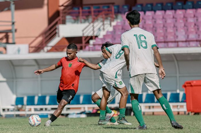 Ardi Idrus (kiri) mencoba menendang bola ke gawang Persebaya 2. (Persebaya) - Image