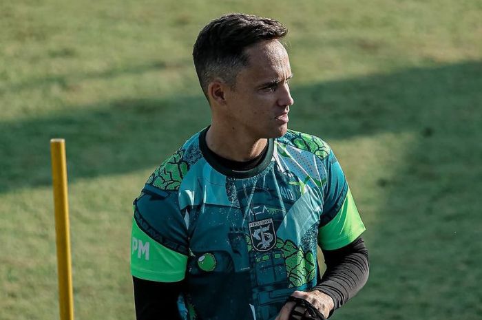 Paul Munster punya strategi yang akan mengubah cara bermain Persebaya Surabaya di musim-musim sebelumnya, yang lebih mengandalkan possession. (Instagram/@coach.munster) - Image